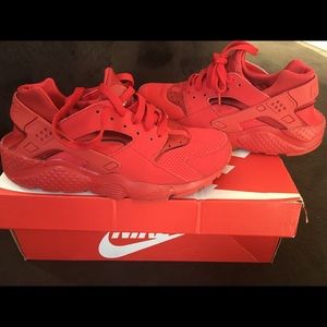 Size 5y- All Red Nike Huaraches